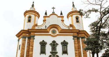 Igreja Matriz de São João Batista em Barão de Cocais, cor brancas e amarelas, detalhes Pedra Sabão