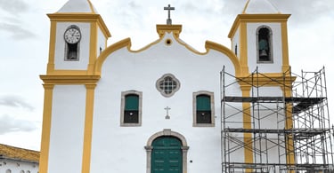 Igreja Matriz de Cachoeira do Campo em Ouro Preto com fachada branca, torres amarelas