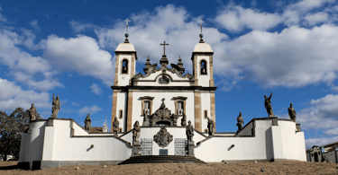 Vista externa do Santuário do Bom Jesus de Matosinhos com céu azul em Congonhas MG