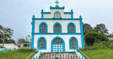 Igreja de Nossa Senhora da Conceição em Engenheiro Correia com cores brancas e azuis, Ouro Preto