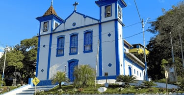 Igreja Matriz de Nossa Senhora da Conceição em Ipoema, com cores brancas e azuis