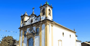 Igreja histórica de Itatiaia, distrito de Ouro Branco, com fachada colonial e céu azul