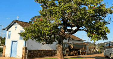 Capela do Senhor Bonfim, com árvore ao lado e capela azul e branca, distrito de Morro D'Água Quente