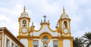Igreja Matriz de Santo Antônio em Tiradentes, Minas Gerais, com torres e fachada colonial