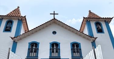 Igreja Matriz de São Bartolomeu em Ouro Preto MG, com fachada branca, detalhes azuis, torres