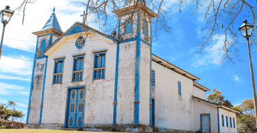 Igreja Matriz de São Gonçalo do Rio das Pedras com cores azul e branco, distrito de Serro MG