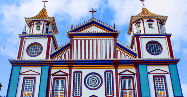 Igreja Matriz de Datas Minas Gerais, igreja com cores vivas e um ponto turistico mineiro