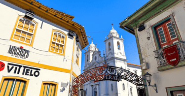 Igreja Matriz de Diamantina com casas coloniais em volta e letreiro da vesperata
