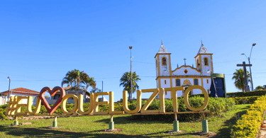 Igreja Matriz com um jardim no centro turistico de Queluzito, cidade turistica de Minas Gerais