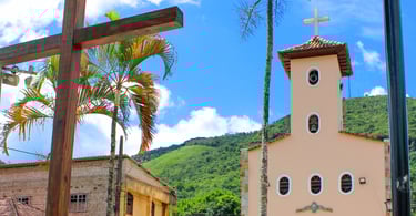 Uma cruz e uma igreja histórica no distrito de Santo Antônio do Salto, em Ouro Preto MG