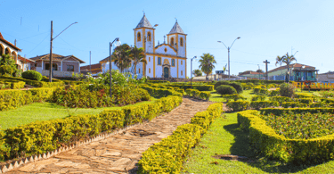 Igreja matriz com uma praça muito bem cuidado e bonita, em Queluzito, cidade turistica de MG