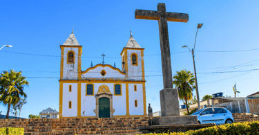 Igreja Histórica na Praça Central de Queluzito, Cidade no Interior de Minas Gerais