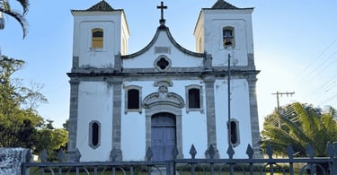 Igreja Nossa Senhora da Conceição em Acuruí, Minas Gerais, com fachada branca e torres históricas