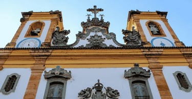 Fachada barroca da Igreja Nossa Senhora do Carmo em Sabará