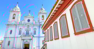 Janelas de uma casa histórica do periodo colonial e a Igreja Matriz de Diamantina