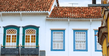 Casario histórico com janelas coloridas e telhado colonial em São João del-Rei