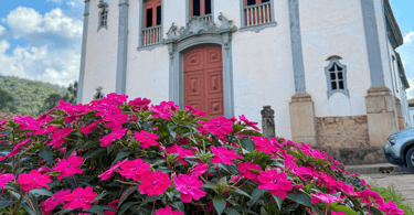Jardim florido em frente a Igreja Matriz de Santa Bárbara, cidade turistica em Minas Gerais