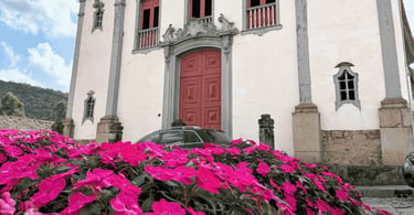 Igreja Matriz de Santa Bárbara MG com jardim florido em frente