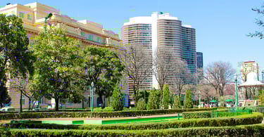 Jardins geométricos da Praça da Liberdade em BH com o famoso Edifício Niemeyer ao fundo