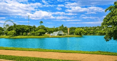 Lagoa da Pampulha, com a Igreja de São Francisco ao fundo em Belo Horizonte