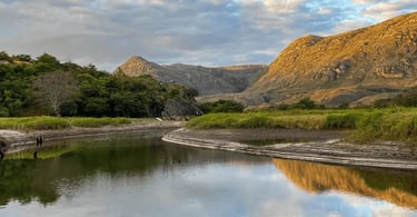 Lagoa da Lapinha da Serra com montanhas refletidas na água em Minas Gerais