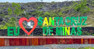 Letreiro Eu amo Santa Cruz de Minas, cidade turistica entre Tiradentes e São João del rei