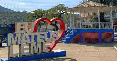 Letreiro eu amo Mateus Leme ao lado de um coreto, na praça central da cidade