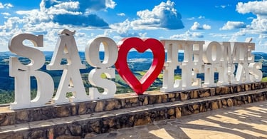 Letreiro de São Thomé das Letras, MG, em mirante com vista panorâmica para vales e céu