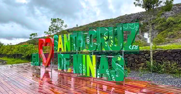 Letreiro eu amo Santa Cruz de Minas, com uma cachoeira, montanha, perto de Tiradentes