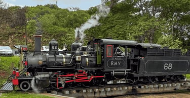 Locomotiva Maria Fumaça em Tiradentes, Minas Gerais, com vapor saindo da chaminé