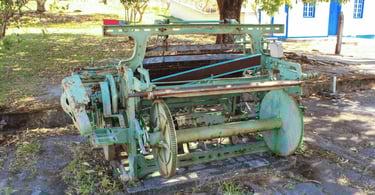 Antiga máquina têxtil de ferro verde ao ar livre na Vila do Biribiri