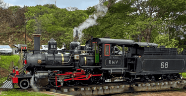 Maria Fumaça em Tiradentes soltando fumaça, passeio turistico em Minas Gerais