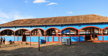Mercado Velho de Diamantina, com fachada colorida, arcos coloniais e calçamento de pedra