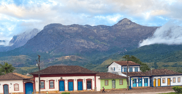 Montanhas e casas históricas no centro turistico de Catas Altas, Minas Gerais