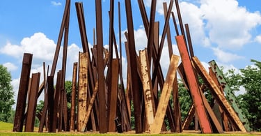 Beam Drop em Inhotim, Brumadinho MG, com vigas metálicas em composição monumental ao ar livre