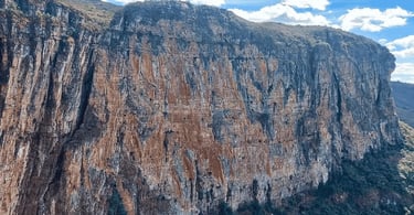 Paredão da Cachoeira do Tabuleiro em Conceição do Mato Dentro MG, com formação rochosa imponente