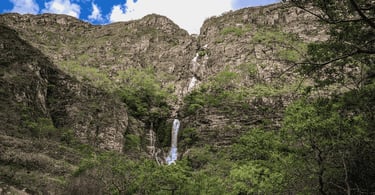 Cachoeira da Farofa, na Serra do Cipó, entre paredões rochosos e vegetação nativa