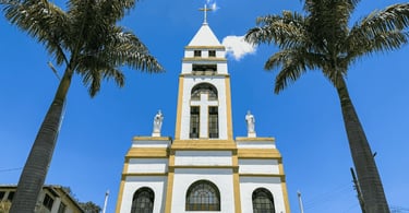 Paróquia de São José, iogreja com cor amarela e branca, nas margens da BR-040 em Ressaquinha MG