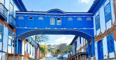 Passadiço da Glória no centro histórico de Diamantina, com casarões coloniais
