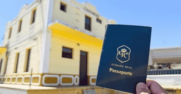 Passaporte de cor verde da estrada real em frente a estacao ferroviaria de Carandai, em Minas Gerais