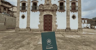 Passaporte da Estrada Real diante da Igreja Matriz de Nossa Senhora da Conceição, em Prados