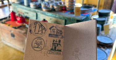 Passaporte da estrada com carimbos de cidades e distritos em Minas Gerais, pontos turisticos