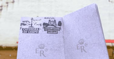 Página aberta mostrando carimbos de turismo da rota Estrada Real em Santo Antônio do Leite