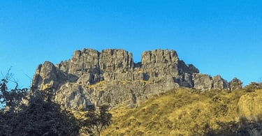 Pedra Grande com paredões rochosos, vegetação de serra e céu azul em paisagem natural em Igarapé