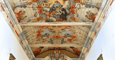 Pinturas no teto da igreja matriz em estilo Rococó, com Nossa Senhora e anjos em Ouro Branco MG