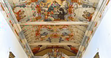 Pinturas no teto da igreja matriz em estilo Rococó, com Nossa Senhora e anjos em Ouro Branco MG