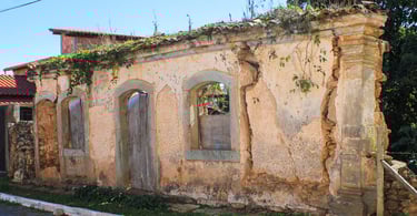 Ruinas de Uma Casa Histórica em Itatiaia, Distrito Histórico de Ouro Branco, Pertinho de BH, MG