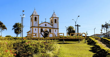 Praça da Igreja Matriz de Queluzito, com letreiro eu amo queluzito em Minas Gerais