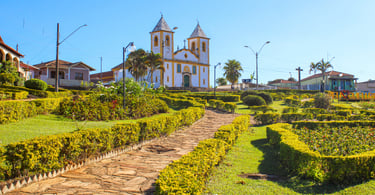 Igreja Histórica na Praça Central de Queluzito, Cidade no Interior de Minas Gerais