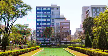 Praça da liberdade com prédios ao fundo em Belo Horizonte, capital mineira e turistica